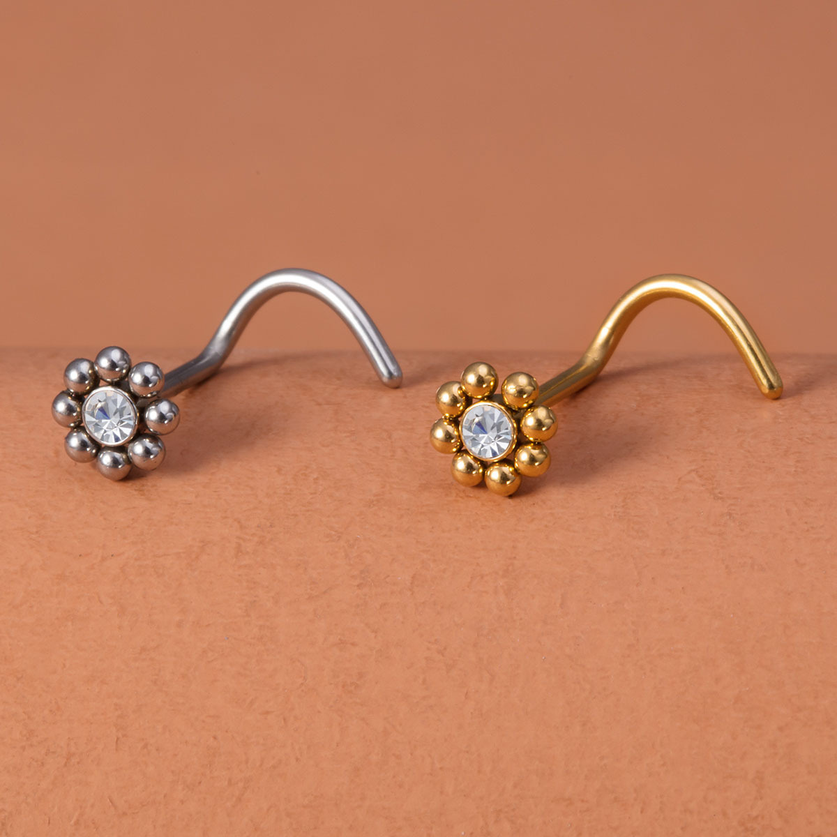 1pc of Flower-Shaped Screw Nos – Nostril Screw Pin Bewertung und Preis
